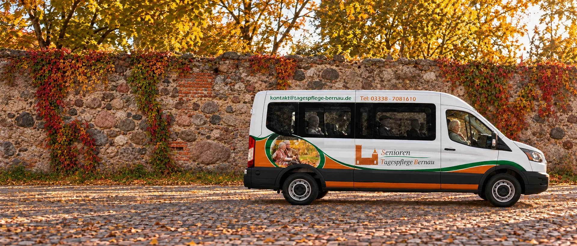 Der Bus der Tagespflege fährt im Herbst an der Bernauer Stadtmauer entlang